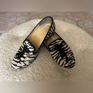 🖤🤍🦓COLE HAAN🦓🤍🖤 Pony hair loafers in black and white (sz 6B)